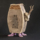 'Feet on the ground' - 44x18x51 cm, keramische assemblage object