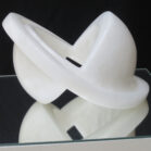 Marja Verhage - Upside Down, albast (wit) op spiegel, hoogte: 15 cm