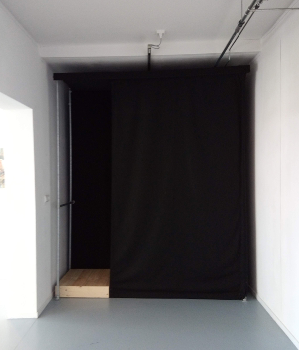 'Drasland' is een zintuiglijke installatie om een beeld van  drasland op te roepen in een ruimte zonder licht en kleur, maar met een zompige bodem, een zuchtje wind, een lichte geur en een overvloed aan natuurgeluiden. 